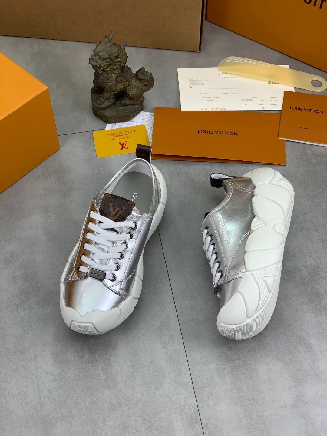 Men's men's shoes 💰P600 new style super hot 🔥 LV Bubble Bubble cloud shoes new casual sports shoes All stars have the same style. It's really good-looking and has a sense of technology and luxury. The shoe shape is smooth and not bulky, and small girls can easily handle it. TPU injection molded rice flower outsole, leather lining with breathable space mesh, molded cowhide feet, calfskin surface Code number: 35-40 (customized for 41 42) Color: black white silver